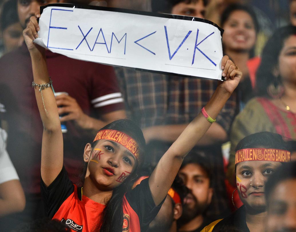 সপ্তম ওভারে ২ উইকেট হারিয়ে ৮১ রান তোলে কেকেআর। ব্যাট হাতেও চমক দেখাতে থাকেন নীতিশ রানা। ১৩ রানে উমেশ যাদবের বলে ফিরে যান রবিন উথাপ্পা। ১১তম ওভারে ১০০ রানের গণ্ডি পার করে কলকাতা নাইট রাইডার্স। ব্যাট করতে নামেন নাইট অধিনায়ক দীনেশ কার্তিক। কিছুক্ষণের মধ্যেই ৫০ রানের পার্টনারশিপও করে ফেলেন দীনেশ কার্তিক এবং নীতিশ রানা। ১৪১ রানের মাথায় ওয়াশিংটন সুন্দরের বলে এলবিডব্লিউ হয়ে প্যাভিলিয়নে ফেরেন নীতিশ। 