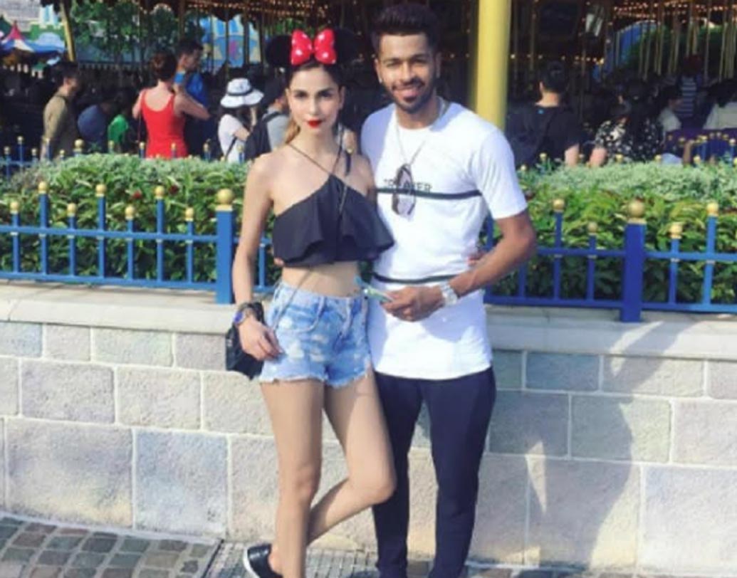 হার্দিক পাণ্ড্য-লিসা শর্মা: সোশ্যাল মিডিয়ায় ফলাও করে নিজেদের রিলেশনশিপ স্ট্যাটাস দিয়েছিলেন হার্দিক। শোনা গিয়েছিল, কলকাতার মডেল লিসা শর্মার সঙ্গে নাকি দীর্ঘ এক বছর ধরে ডেট করছেন তিনি। এক সঙ্গে বাইরে ছুটি কাটাতেও গিয়েছেন। কিন্তু পরে জানা যায়, সেই সম্পর্ক থেকে নাকি বেরিয়ে এসেছেন হার্দিক।