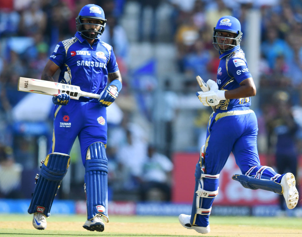 মুম্বইয়ের দুই ওপেনারকে আটকাতে না পারা কেকেআরের বড় ব্যর্থতা। এ দিন নাইটদের বাতিল সূর্যকুমার যাদব ৩৯ বলে ৫৯ এবং এভিন লিউইস ২৮ বলে ৪৩ রানের ইনিংস খেলে যান। ওপেনিং জুটিতে ৯১ রান ওঠে। ছবি: এএফপি।