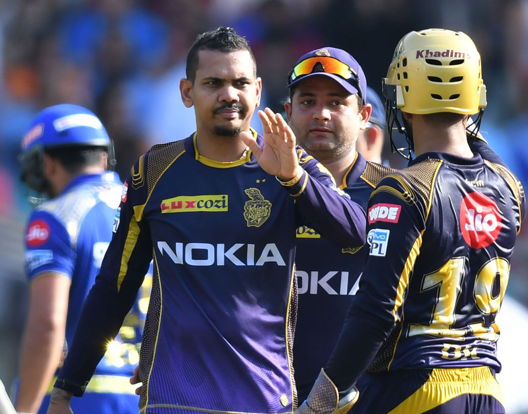 এ দিন কেকেআরের বোলিং আক্রমণ সম্পূর্ণ ব্যর্থ হয়। তাদের প্রধান শক্তি স্পিনকে ভোঁতা করে দেন মুম্বইয়ের ব্যাটসম্যানরা। এক রাসেল কিছুটা ভাল বল করেন। তিন স্পিনারের মধ্যে উইকেট পান একমাত্র নারাইন। ছবি: এএফপি।