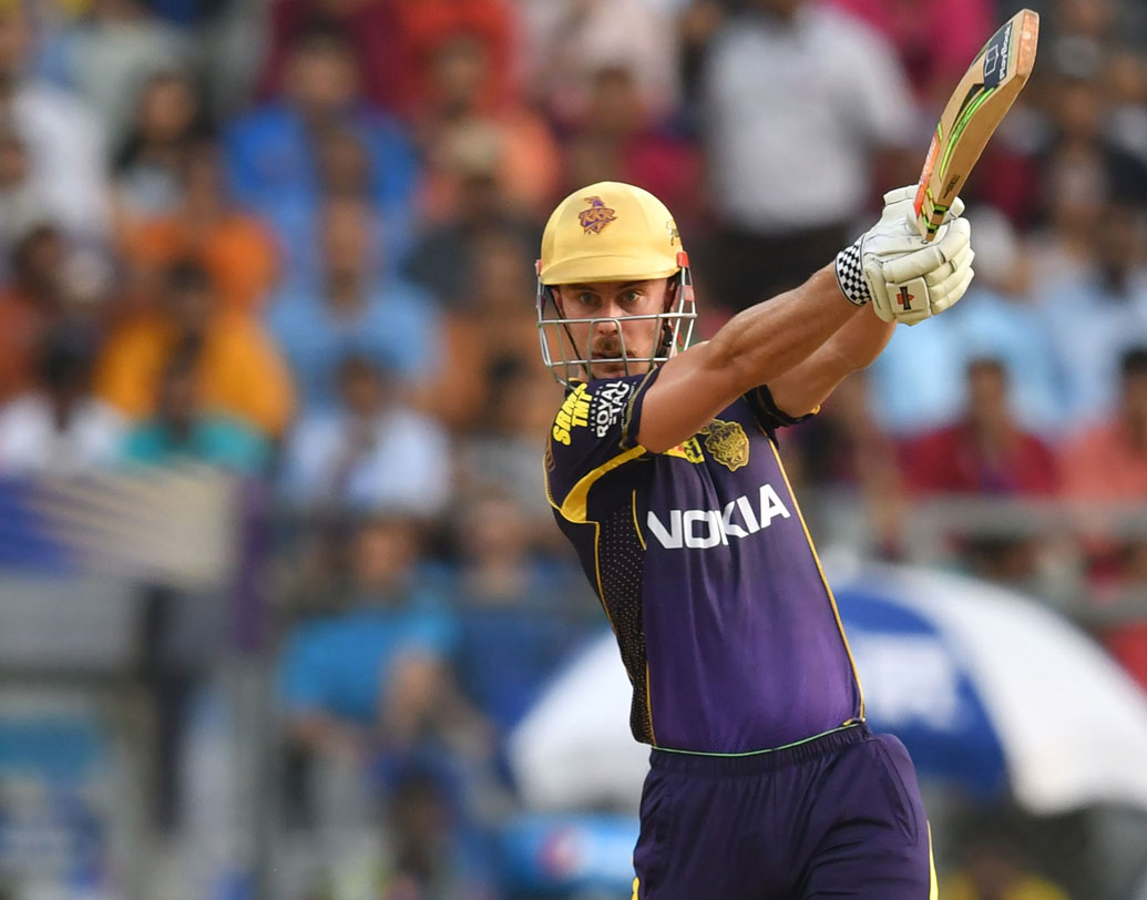 ওপেনিং জুটিতে রান না ওঠা কেকেআরের হারের অন্যতম কারণ। কার্তিকরা হঠাত্ কেন শুভমান গিলকে দিয়ে ওপেন করাতে গেল বোঝা গেল না। তিনি তো রান পেলেনই না, অনেক নীচে নেমে ব্যর্থ হলেন নারাইনও। ব্যর্থ হন ক্রিস লিনও। ছবি: এএফপি।