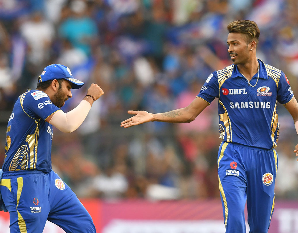 মুম্বইয়ের আঁটোসাঁটো বোলিং কেকেআর ব্যাটসম্যানদের সে ভাবে মাথা তুলতেই দেয়নি। মাঝের ওভারগুলিতে রানের গতি অনেক কমে যায়। দুর্দান্ত বোলিং করেন হার্দিক পাণ্ড্য। ছবি: এএফপি।