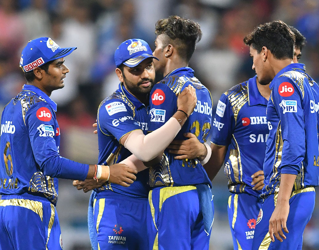 এ দিন হারলেই গত বারের চ্যাম্পিয়নদের বিদায় নিশ্চিত ছিল। তাই মুম্বই ইন্ডিয়ান্স জিততে মরিয়া ছিল। সেই নাছোড় মনোভাবের কাছেই হারতে হল নাইটদের। ছবি: এএফপি।