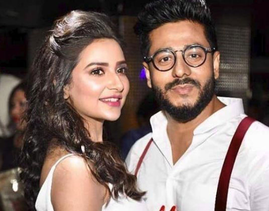 ব্যাচেলার্স পার্টির পর ককটেল নাইট কাটিয়ে ফেলেছেন দম্পতি। এ বার সাতপাকের অপেক্ষা।