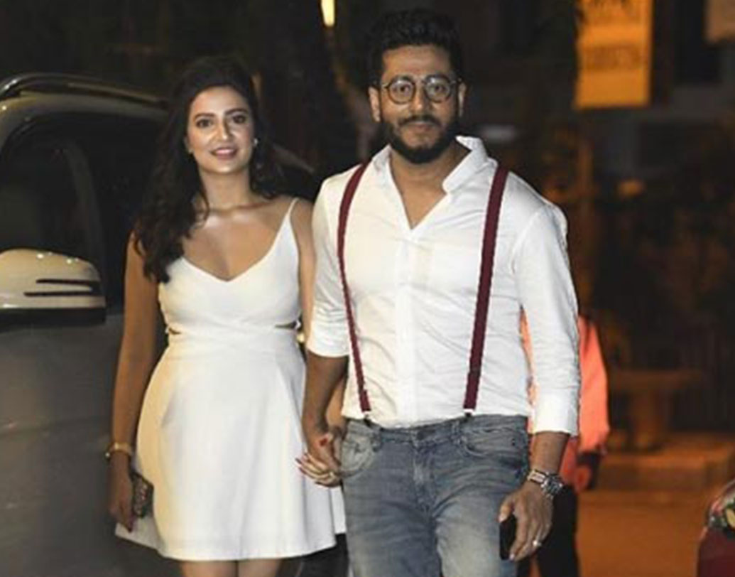 এই ছবিটি শেয়ার করে রাজ লিখেছেন, ‘ডে ওয়ান সেলিব্রেশনের জন্য হাঁটতে হাঁটতেই পোজ দিচ্ছি আমরা।’