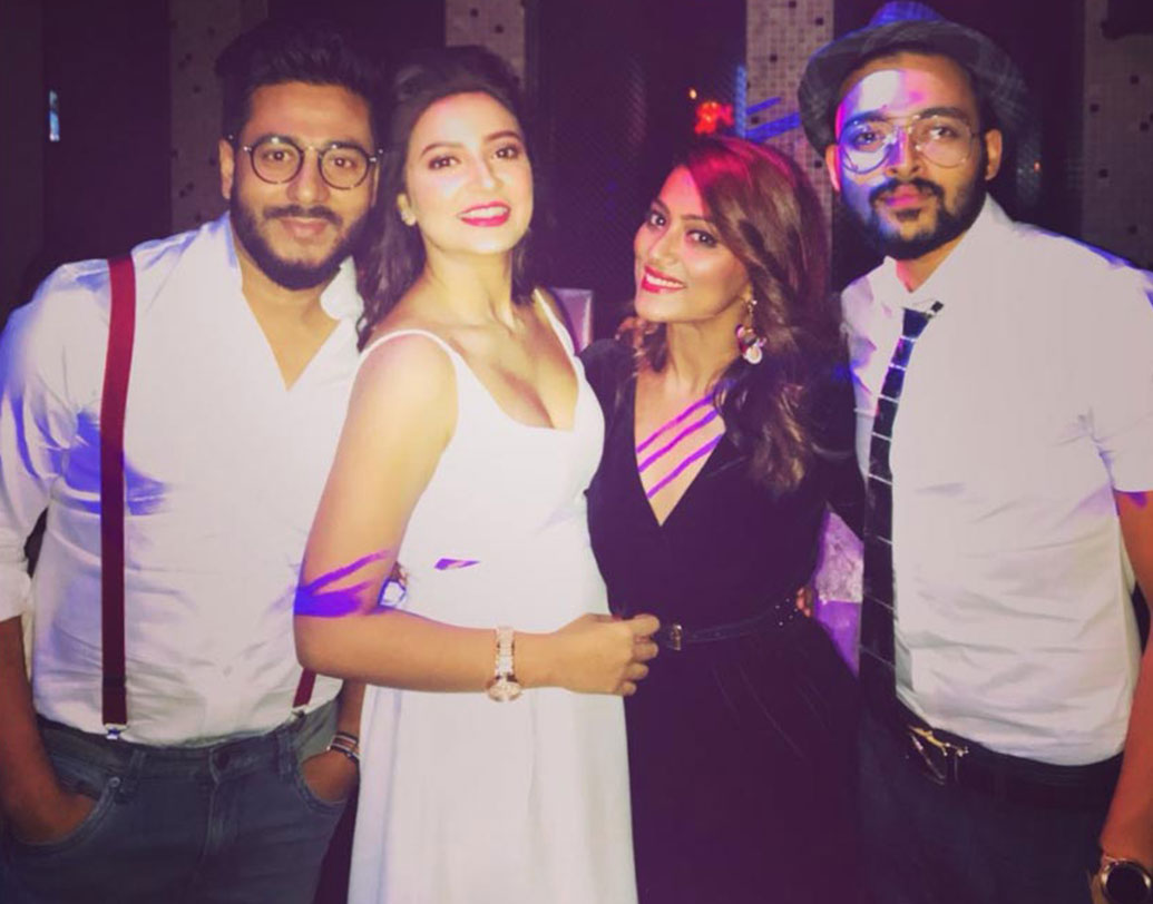 পার্টিতে রাজ-শুভশ্রীর সঙ্গে সৌরভ এবং অনিন্দিতা। দম্পতির ঘনিষ্ঠরা হাজির ছিলেন পার্টিতে।