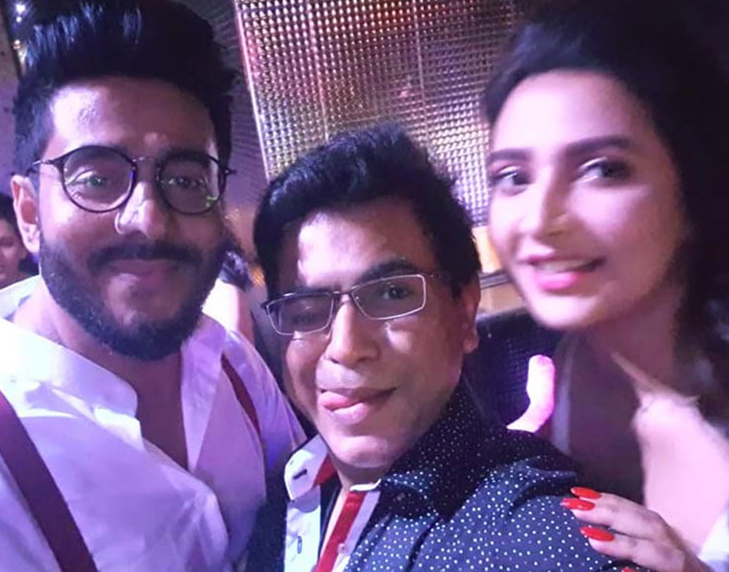 মধ্যমণি রাজের দীর্ঘদিনের বন্ধু রুদ্রনীল ঘোষ। রাজ-শুভশ্রীর পাশাপাশি ডান্স ফ্লোরে ঝড় তুলেছিলেন রুদ্রনীলও।