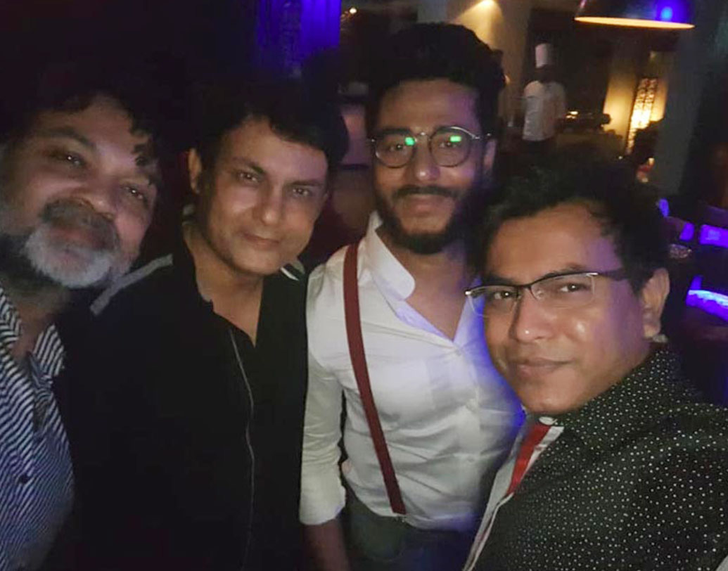 আজ থেকেই বাওয়ালি রাজবাড়িতে শুরু উত্সব। পৌঁছে গিয়েছেন দুই বাড়ির সদস্যরা। তার আগে কলকাতার এক হোটেলে বসেছিল ককটেলের আসর।