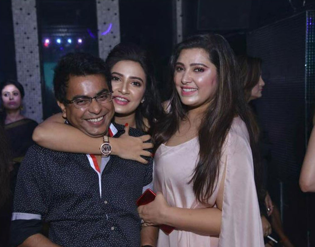 সৃজিত, পদ্মনাভ এবং রুগ্রনীলের সঙ্গে রাজ। দম্পতিকে শুভেচ্ছা জানাতে গিয়েছিলেন কাছের বন্ধুরা।