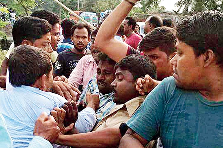 ধস্তাধস্তি: মিছিল চলাকালীন। বুধবার তোলা নিজস্ব চিত্র