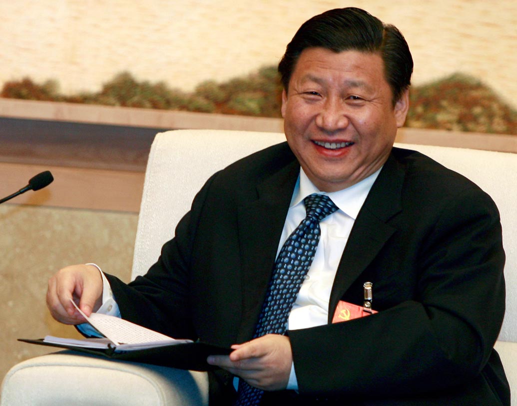 শি চিনফিং: ২০১৬ সালে ছিলেন ভ্লাদিমির পুতিন। চলতি বছর তাঁকে পিছনে ফেলে ফোর্বস তালিকায় প্রথমে উঠে এসেছেন চিনের প্রেসিডেন্ট তথা কমিউনিস্ট পার্টির প্রধান শি চিনফিং। ২০১২ সালে চিনা কমিউনিস্ট পার্টির সাধারণ সম্পাদক ও ২০১৩ সালের রাষ্ট্রের সর্বময় ক্ষমতা হাতে পাওয়ার পর থেকেই চিনে নিজের কর্তৃত্ব নিরঙ্কুশ করেন শি।