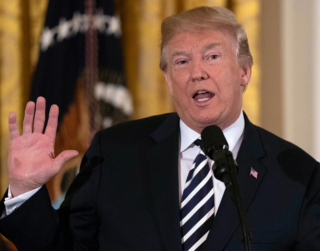 ডোনাল্ড ট্রাম্প: গত বারের দ্বিতীয় স্থান থেকে তৃতীয় স্থানে নেমে এসেছেন মার্কিন প্রেসিডেন্ট ডোনাল্ড ট্রাম্প। ২০১৭ সালে মার্কিন ইতিহাসে প্রথম বিলিওনেয়ার বা শতকোটিপতি প্রেসিডেন্ট তালিকায় নিজের নাম লিখিয়েছেন ট্রাম্প।