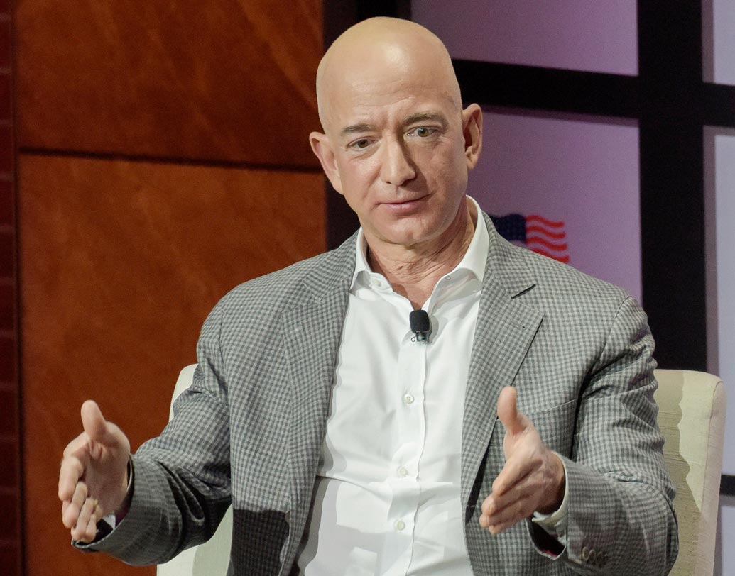 জেফ বেজোস: ১৯৯৮ সালে ফোর্বস-এর বিচারে আমেরিকার প্রথম ৪০০ জন ধনীর তালিকায় নাম ওঠে জেফ বেজোসের। এর পর বিশ্ব জুড়ে ক্রমশ জনপ্রিয় হতে থাকে তাঁর সংস্থা আমাজন। ২০১৭ সালে ফোর্বস তালিকায় বিশ্বের সবচেয়ে ধনী ব্যক্তিদের তালিকায় তৃতীয় স্থানে উঠে আসেন জেফ। চলতি বছর প্রভাবশালী ব্যক্তিদের তালিকায় পঞ্চম স্থানে রয়েছেন জেফ।