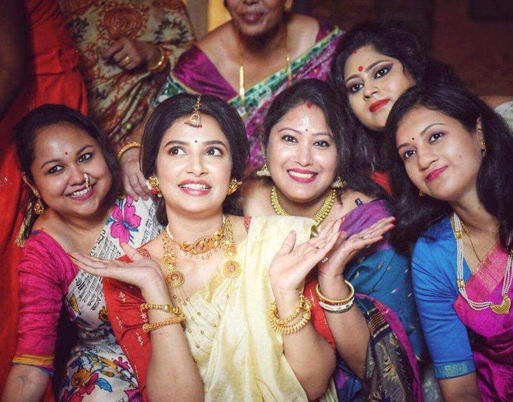 বজবজের বাওয়ালি রাজবাড়িতে আজই বেজে উঠবে বিয়ের মঙ্গল শঙ্খ। তার আগে আত্মীয়-বন্ধুদের সঙ্গে হাসি মজায় মেতেছেন শুভশ্রী। পালন করছেন বিয়ের সব আচার-অনুষ্ঠানও। সাবেক সাদা শাড়ি-লাল ব্লাউজের সঙ্গে মানানসই সোনার সাজে শুভশ্রীর মুখে যেন হাজার ওয়াটের আলো।