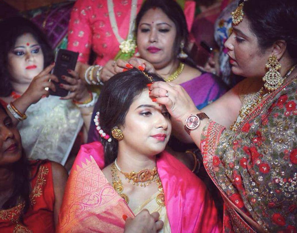 আইনত সইসাবুদের পালা মিটেছে। শুধু চার হাত এক হওয়ার অপেক্ষা। আলো দিয়ে ঝলমলে সেজে উঠেছে বাজেপ্রতাপপুরের রাজবাড়িটি। ইতিমধ্যেই দুই পরিবারে আত্মীয়, বন্ধুরা পৌঁছে গিয়েছেন। শুরু হয়ে গিয়েছে নানা আচার অনুষ্ঠান।