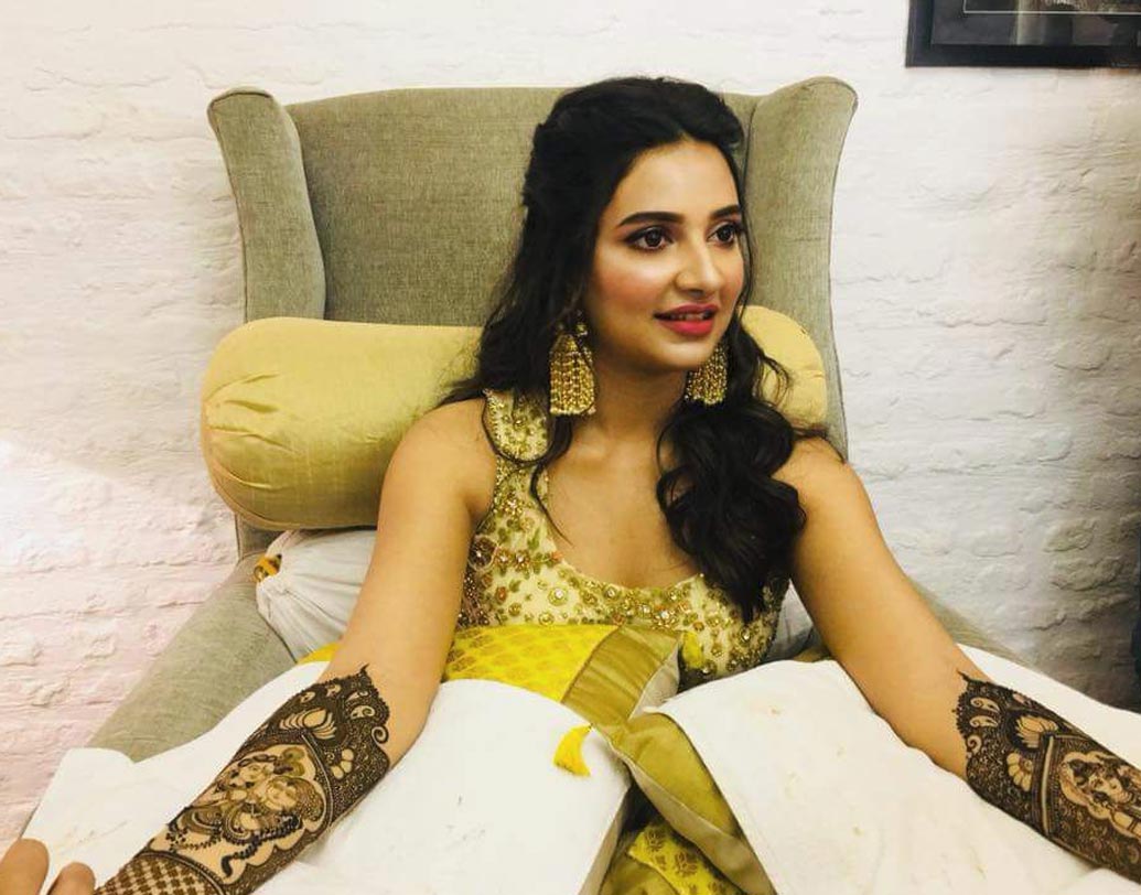 দু’হাতে মেহেন্দি পরে ইতিমধ্যেই ফটোশুট করে ফেলেছেন শুভশ্রী। মেহেন্দির অনুষ্ঠানে নায়িকা বেছেছেন পূজা প্রসাদের ডিজাইন করা লেহঙ্গা। গায়ে হলুদেও পরবেন পূজার ডিজাইন করা পোশাকই।