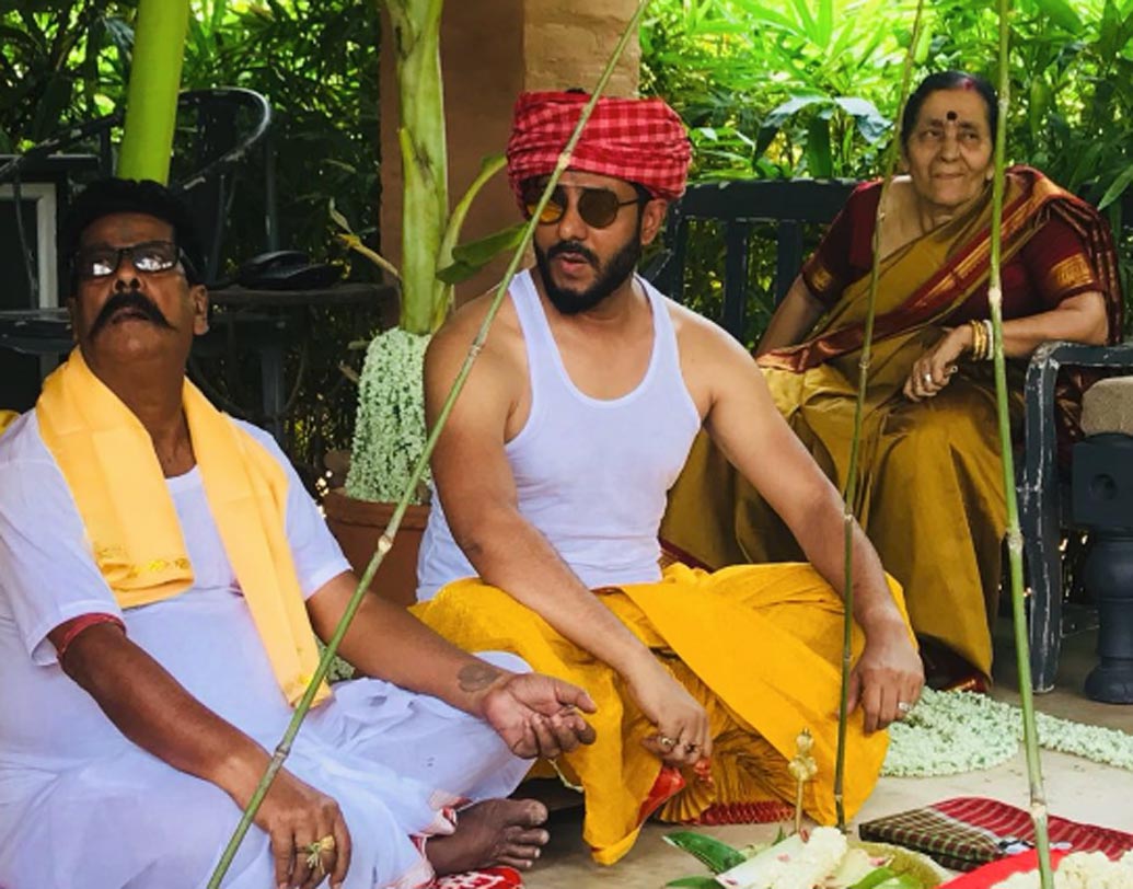 চারদিকে যেন বিয়ের প্রজাপতি উড়ছে। বলিউডে একের পর এক হাই-প্রোফাইল বিয়ের পর এ বার পালা টলিউডের। আজই সাত পাকে বাঁধা পড়তে চলেছেন শুভশ্রী গঙ্গোপাধ্যায় ও রাজ চক্রবর্তী। সাবেকী প্রথা মেনে বাঙালি সাজে টলি নায়িকা এবং পরিচালকের বিয়ে ঘিরে রীতিমতো সাজো সাজো রব টলিউডে। জমকালো বিয়ের অনুষ্ঠান শুরুর আগে দেখে নিন কিছু টুকরো ছবি।