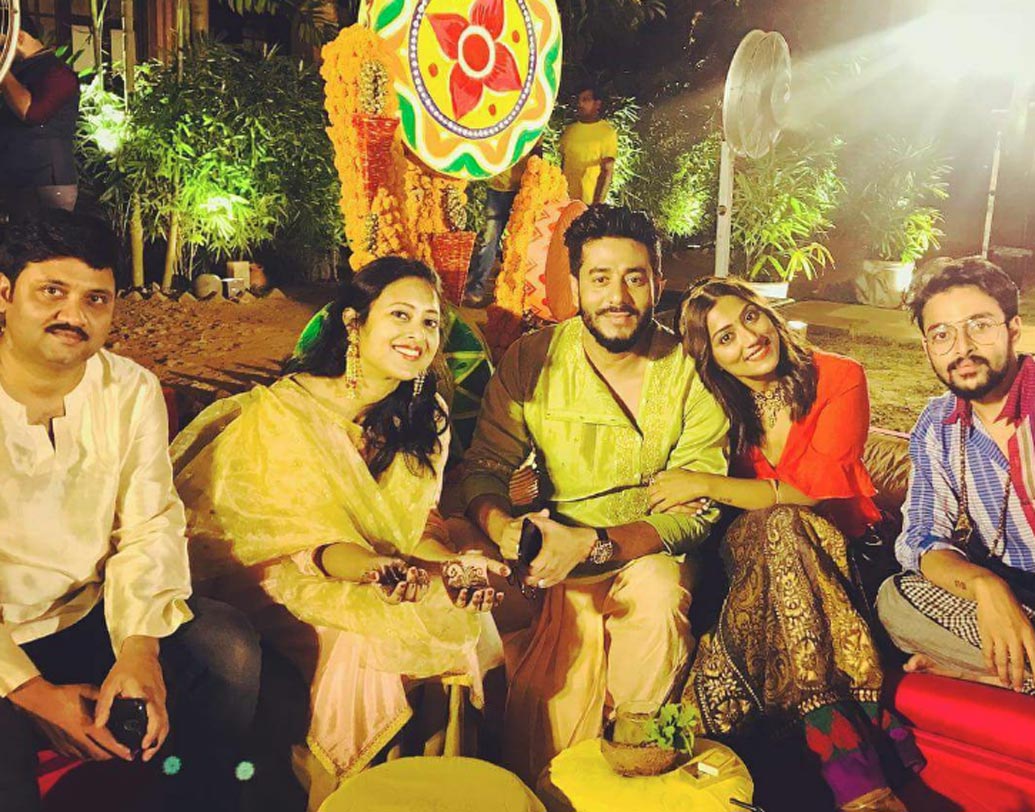 জমকালো বিয়ের আগে টলি পাড়ার বন্ধুদের সঙ্গে বেশ খোশ মেজাজে দেখা গিয়েছে রাজকে। আর তো কয়েক ঘণ্টা। সানাই বেজে উঠল বলে।