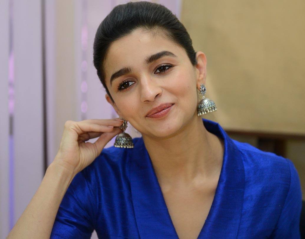 আলিয়া ভট্ট: শুধু গ্ল্যামার নয়, অভিনয়েও সমান দক্ষ আলিয়া। নানা রকম চরিত্রে অভিনয় করে ইতিমধ্যেই বলিউডের প্রথম সারির অভিনেত্রীদের মধ্যে চলে এসেছেন তিনি। ঝলমলে কলেজ ছাত্রীর চরিত্রে অভিনয় করলেও কলেজের গণ্ডিও কিন্তু পার হননি আলিয়া। স্কুল পাশ করার পরই তাঁর প্রথম ছবি ‘স্টুডেন্ট অব দ্য ইয়ার’ মুক্তি পায়। তারপরই পড়াশোনায় ছেদ পড়ে।