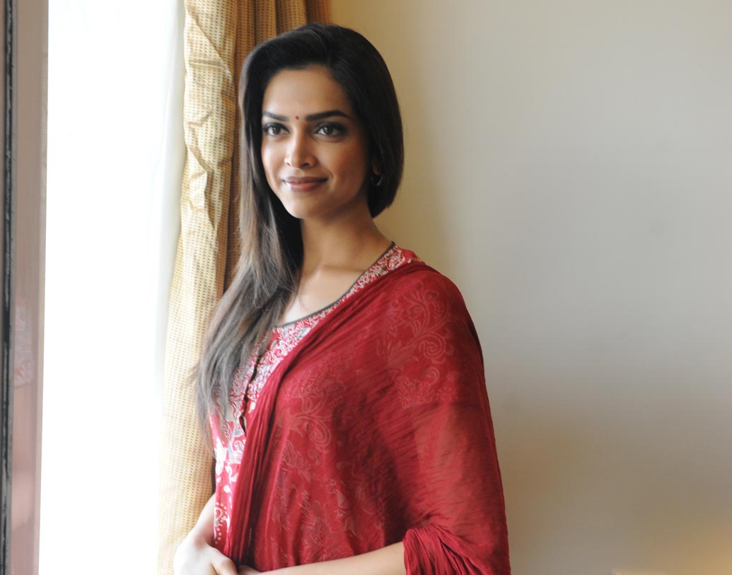 দীপিকা পাদুকোন: অনেকেই হয়তো জানেন না বলিউডের ‘মস্তানী’ও কিন্তু কলেজ ড্রপ আউট। বেঙ্গালুরুর সোফিয়া হাই স্কুল ও মাউন্ট কারমেল থেকে পড়া শেষ করে ইন্দিয়া গাঁধী ওপেন ইউনিভার্সিটিতে সমাজবিজ্ঞান নিয়ে পড়া শুরু করেছিলেন দীপিকা। কিন্তু বলিউডের প্রেমে পড়ে কলেজ ছেড়ে দেন তিনি।