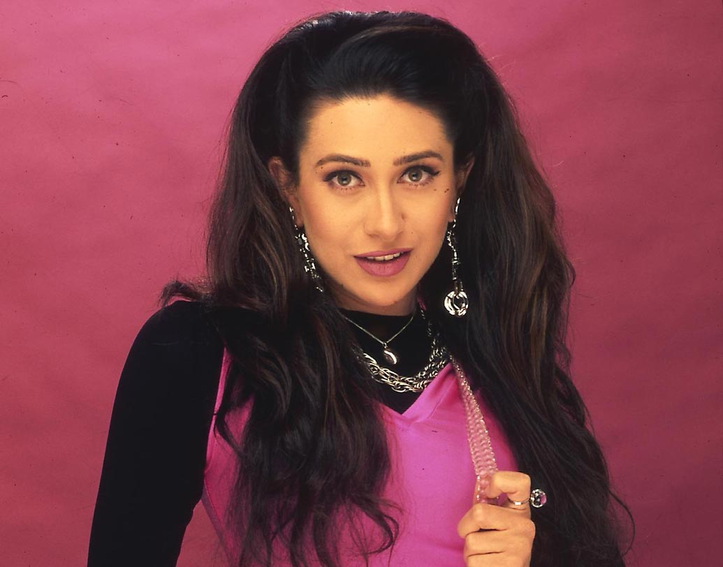 করিশ্মা কপূর: স্কুলে পড়ার সময়েই অভিনয়ে হাতেখড়ি। জানেন কি, ক্লাস ৬ অবধি পড়েছেন করিশ্মা? মাত্র ১৬ বছর বয়সেই বলিউডে এন্ট্রি নিয়েছিলেন নায়িকা। তার পর একের পর এক বক্স-অফিস হিট ছবি দিয়ে দর্শকদের মন জিতে নেন বি-টাউনের ‘বিবি নম্বর ওয়ান’।