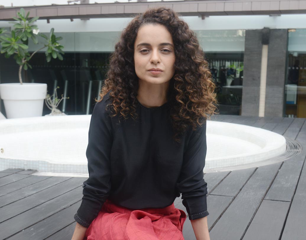 কঙ্গনা রানাউত: ডাক্তার হওয়ার স্বপ্ন দেখতেন নায়িকা। ক্লাস ১২-এ কেমিস্ট্রিতে ফেল করার পর কঙ্গনার মনে হয় পড়াশোনা তাঁর জন্য নয়। স্কুল ছেড়ে মডেলিং শুরু করেন। মডেলিং-এ সাফল্য আসার পর অভিনয় শুরুর কথা ভাবেন। ২০০৬ সালে ক্রাইম থ্রিলার ‘গ্যাংস্টার’ ছবিতে সাফল্যের পর অভিনয়কেই পেশা হিসেবে বেছে নেন কঙ্গনা।