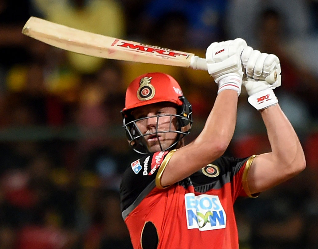 এবি ডে’ভিলিয়ার্স: গত ম্যাচে দিল্লির বিরুদ্ধে একার চেষ্টাতেই ম্যাচ জিতিয়েছেন এবি। কিংস ইলেভেনের বিরুদ্ধেও ম্যাচ জিতিয়েছিল তাঁর হাফ সেঞ্চুরি। ছবি: পিটিআই।