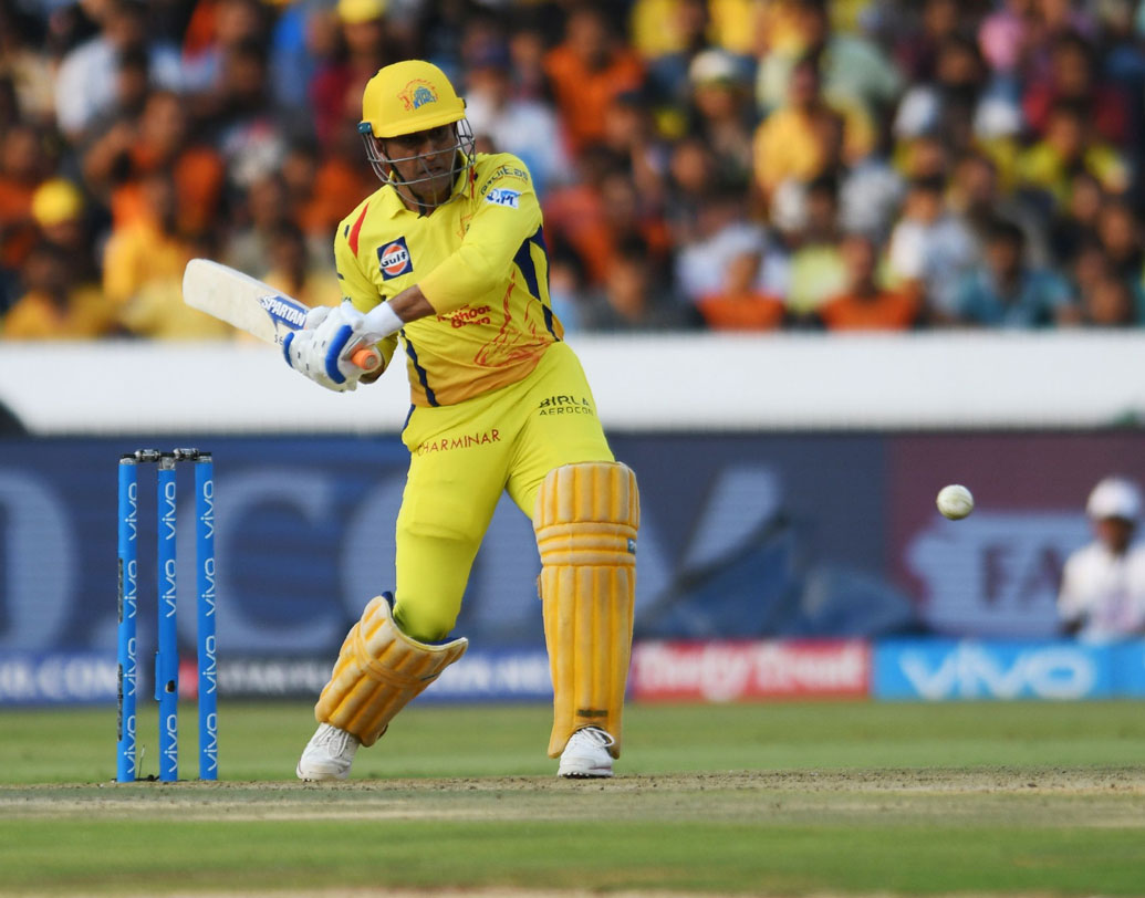 মহেন্দ্র সিংহ ধোনি: কিংস ইলেভেনের ম্যাচ বাদ দিলে এখনও তেমন ভাবে ঝলসে ওঠেনি ধোনির ব্যাট। তবে তাঁর ব্যাট চললে কী হতে পারে তার প্রমাণ এর আগে বহু বার পাওয়া গিয়েছে। ছবি: এএফপি।