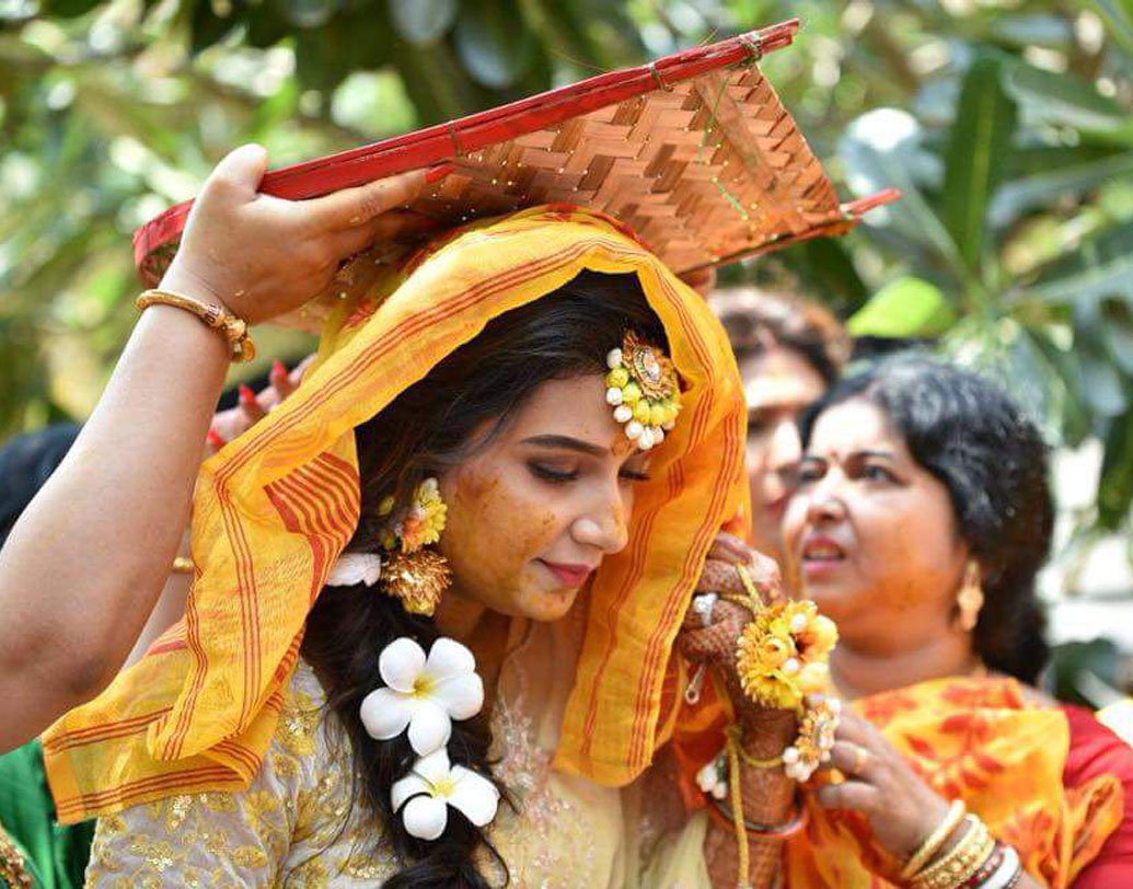 সকাল থেকেই সাজো সাজো রব ছিল দক্ষিণ চব্বিশ পরগনার বাওয়ালি রাজবাড়িতে। পৌঁছে গিয়েছিলেন দুই পরিবারের আত্মীয় ও বন্ধুরাও।