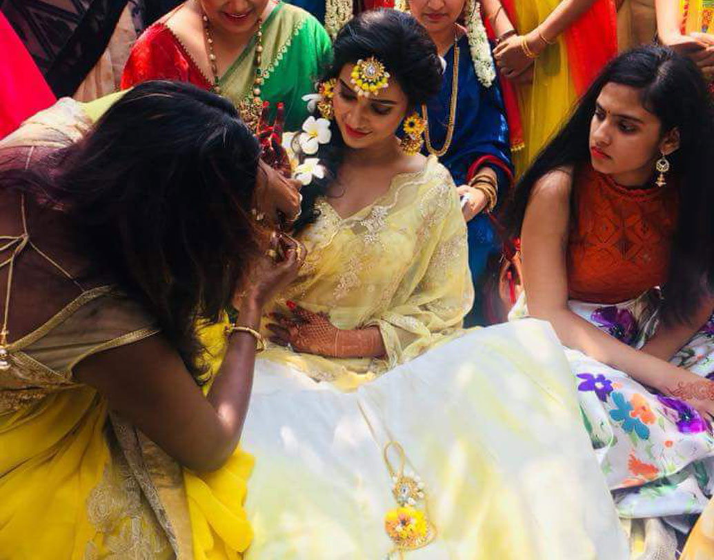 সাবেকী সাজ বরাবরই পছন্দ শুভশ্রীর। গায়ে হলুদেও সেজেছিলেন সেই ভাবেই। অফ হোয়াইট লেহেঙ্গার সঙ্গে ফুলের গয়নায় অপূর্ব লাগছিল শুভশ্রীকে।