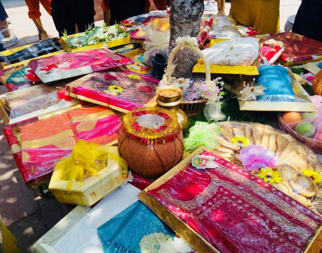 গায়ে হলুদের পর ছিল তত্ত্ব আদান প্রদানের পালা। দুই পরিবার থেকেই তত্ত্ব সাজিয়ে হাজির হয়েছিলেন আত্মীয় পরিজনেরা।