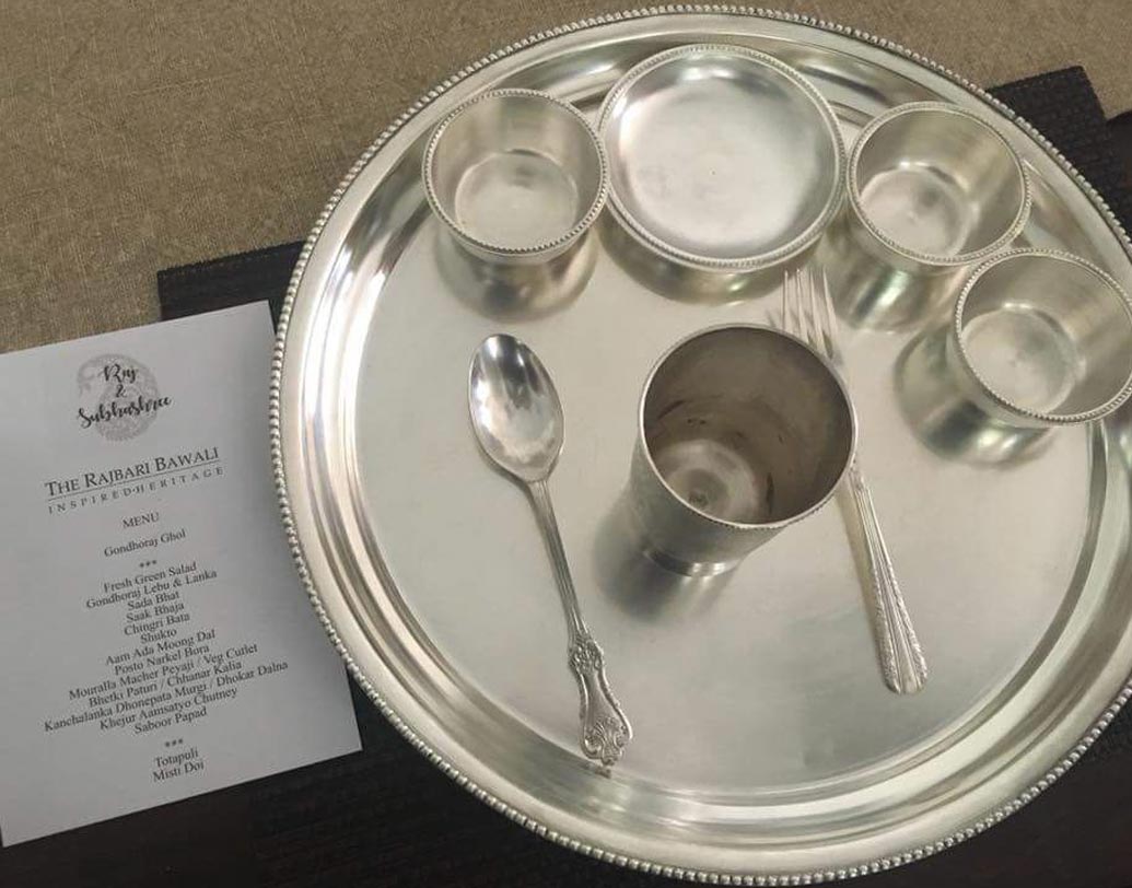 রাজ-শুভশ্রীর বিয়ে বলে কথা। মধ্যাহ্নভোজে ছিল হরেক রকম পদ। থালা সাজিয়ে সাবেকী ধাঁচে অতিথিদের খাবার পরিবেশন করা হয়।