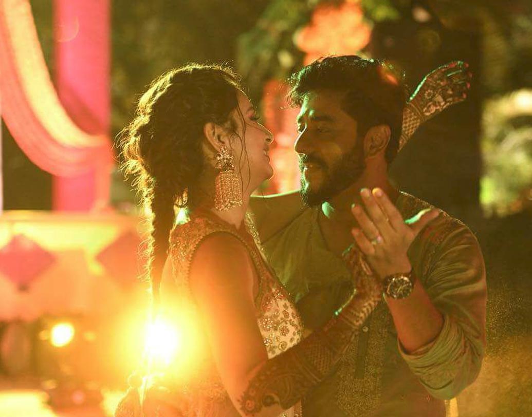 আর কিছুক্ষণ পরেই শুরু হবে বিয়ের অনুষ্ঠান। তার আগে সঙ্গীতের তালে তালে পা মেলালেন রাজ-শুভশ্রী। ঝলমলে আলো, সঙ্গীত আর যুগলের নাচের তালে মায়াবী হয়ে উঠল গোটা পরিবেশ।