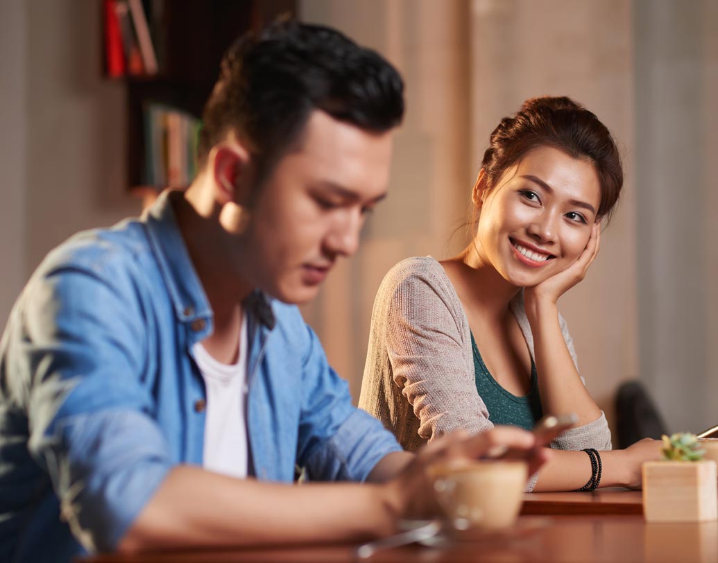 খুব সাধারণ জোকস বলছেন, কিন্তু মুচকি হেসে সায় দিচ্ছে আপনার ক্রাশ। বুঝতে হবে আপনার প্রতি ইন্টারেস্ট রয়েছে।