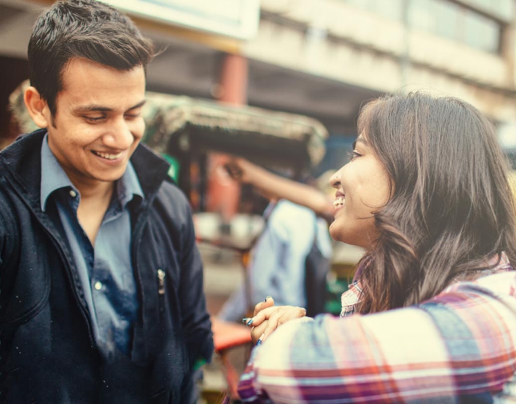 আপনার দেখা পেলেই তার মধ্যে সামান্য অস্থিরতা লক্ষ করেছেন কি? কথা বলছে অন্য কারও সঙ্গে, কিন্তু বার বারই চোখ চলে যাচ্ছে আপনার দিকে। তার মানেই ‘ডাল মে কুছ কালা হ্যায়।’