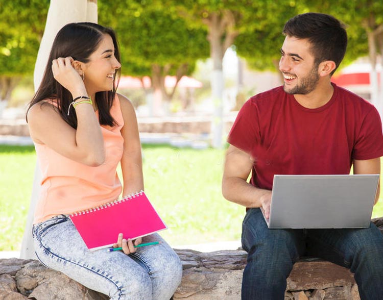 আপনার সঙ্গে কথা বলার সময় বার বার নিজের চুল ঠিক করে নিচ্ছে কি? আপনার কথা কি খুব মনোযোগ দিয়ে শুনছে? এমন কিছু হলে ধরেই নিন আপনাকে খুব একটা অপছন্দ করে না।