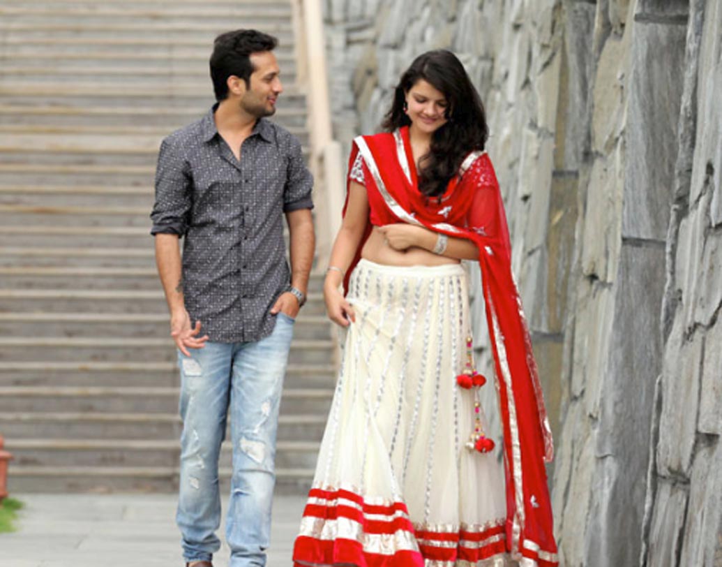 আপনার সঙ্গে চোখাচোখি হলেই মিষ্টি একটা হাসি দেয় আপনার ক্রাশ? তার বডি ল্যাঙ্গুয়েজ দেখে কখনও মনে হয়েছে আপনি ‘হাই’ বললেই সে ‘নার্ভাস’ হয়ে পড়ছে? তা হলে নিশ্চয় কোনও ব্যাপার আছে।