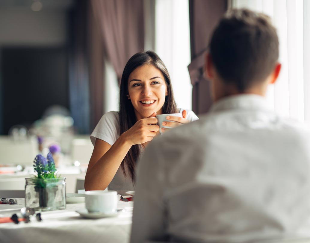 যদি আপনার প্রতি আগ্রহী হয়, তা হলে দেখবেন আপনি সামনে এলেই নিজের ফোন নিয়ে ঘাঁটাঘাঁটি করা বন্ধ করে দিয়েছে। আপনার উপস্থিতিতে তার চলন, বলন সবই পাল্টে গিয়েছে। মেজাজী হলেও তার ব্যবহারে অনেক পরিবর্তন লক্ষ করবেন।