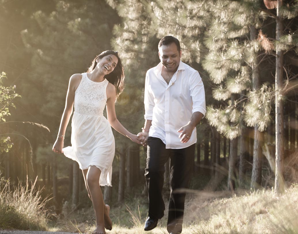 অফিস থেকে বাড়ি ফিরবেন? আপনাকে বাড়ি পৌঁছে দেওয়ার জন্য সে নানা বাহানা খুঁজে নেবে। বন্ধুদের সঙ্গে আড্ডায় নানা অছিলায় আপনারই নাম তুলবে। তা হলেই বুঝবেন আপনার প্রতি একটা আলাদাই ভাললাগা রয়েছে।