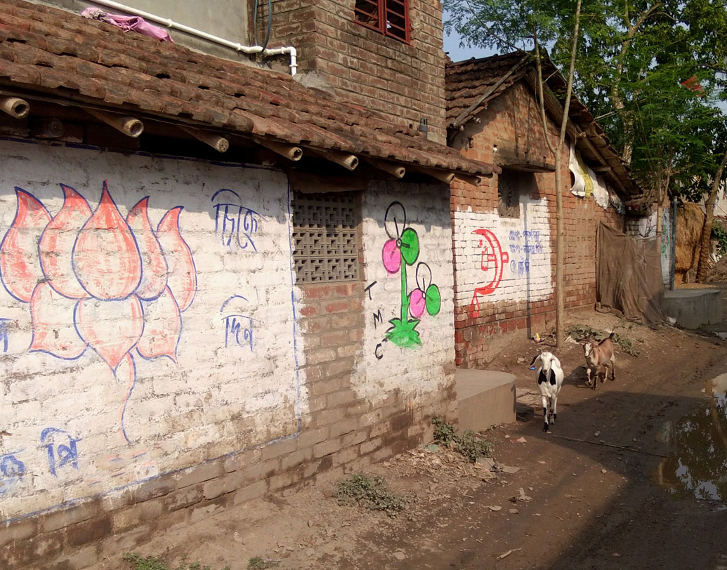 মুর্শিদাবাদের সাগরদিঘির বালিয়া গ্রাম পঞ্চায়েতের রামনগর গ্রামে এক দেওয়ালে সব দলের ভোটের প্রচার।