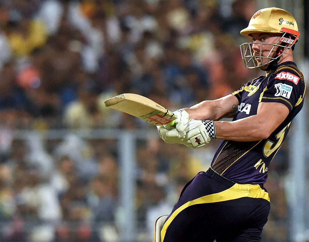 ক্রিস লিন: শেষ তিন ম্যাচে ব্যাটে রান নেই। স্পিনারদের বিরুদ্ধে একেবারেই খেলতে পারছেন না এই অজি। আজ তাঁর সামনে কঠিন প্রশ্নপত্র রাখবেন অশ্বিন-মুজিবরা। ছবি: পিটিআই।