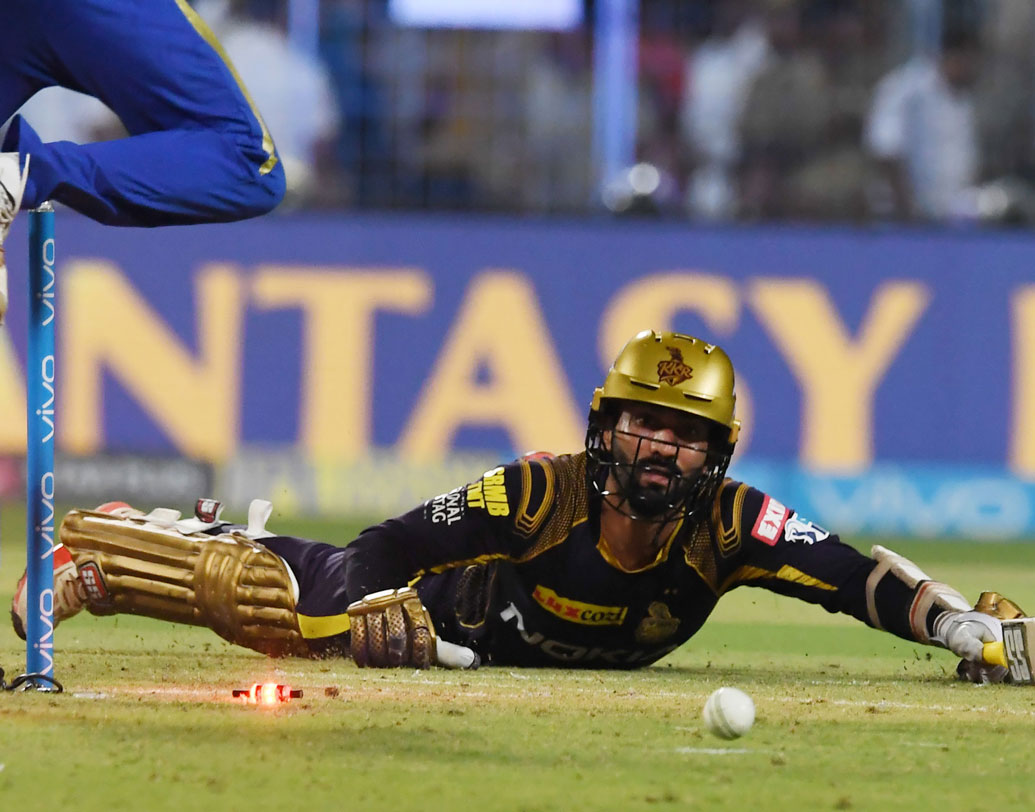 দীনেশ কার্তিক: ফিনিশার কার্তিক উধাও শেষ দুই ম্যাচে। প্রশ্ন উঠছে তাঁর নেতৃত্ব নিয়েও। আজ অনেক প্রশ্নের জবাব দিতে হবে কার্তিককে। ছবি: এএফপি।