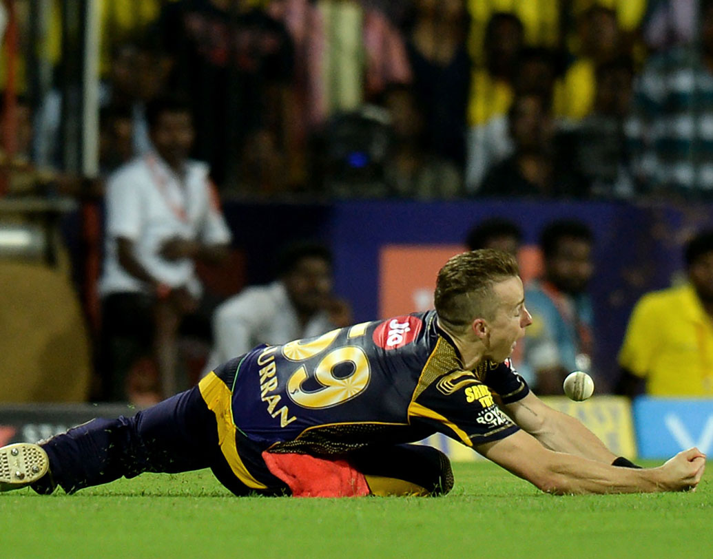 টম কুরান: জনসন বা কুরান, পেস আক্রমণের দায়িত্ব সামলাতে ব্যর্থ হচ্ছেন দু’জনেই। এরই মধ্যে মন্দের ভাল কুরান আজ থাকতে পারেন প্রথম একাদশে। ছবি: এএফপি।