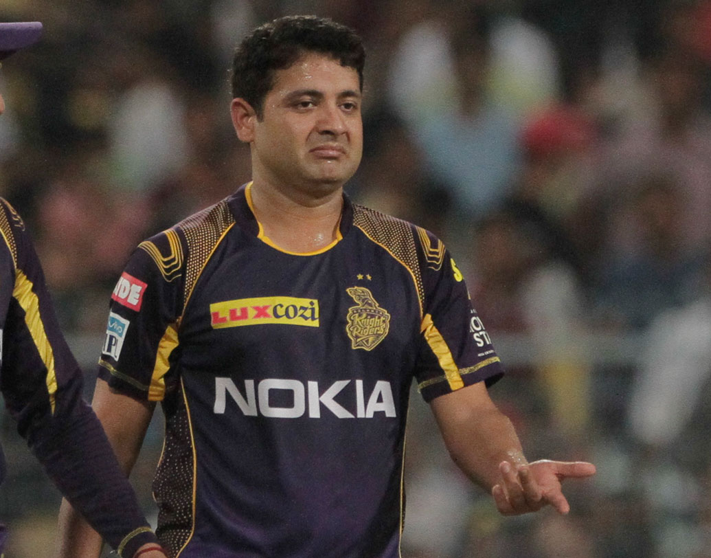 পীযূষ চাওলা: উইকেট পেলেও প্রচুর রান দিয়ে ফেলছেন এই লেগস্পিনার। আজ তাঁকে ভাল বোলিং করতে হবে। ছবি: এপি।