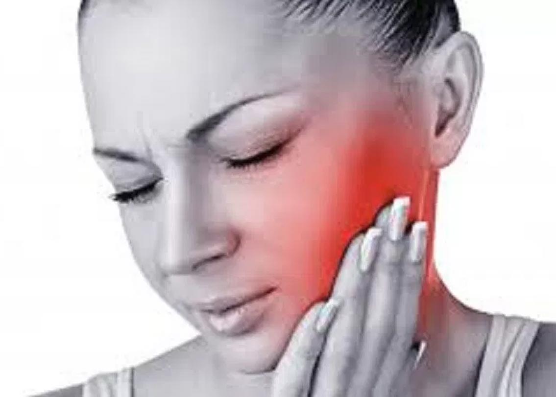 মুখের ভিতরে দাঁতে যেখানে যন্ত্রণা হচ্ছে বা মাড়ি ফুলে ব্যথা হয়ে আছে, সেখানে পেঁয়াজের ওই টুকরোটি রেখে দিন। ১০ মিনিট এ ভাবেই রাখুন। বাজার চলতি ওষুধের থেকেও অনেক কম সময়ে ব্যথার উপশম করে দেবে। শরীরে কোনওরকম পার্শ্বপ্রতিক্রিয়া ছাড়াই।