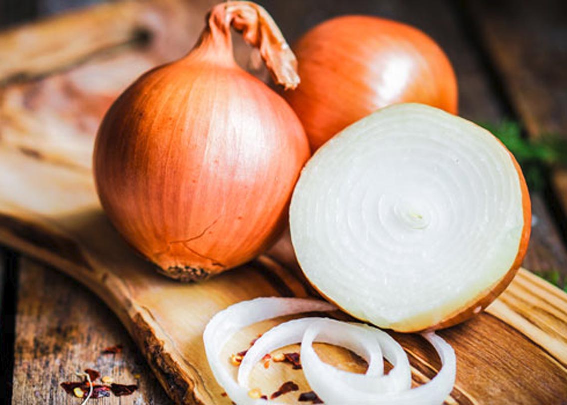 কেন এরকম হয়? বিশেষজ্ঞদের মতে, পেঁয়াজের অ্যান্টি-সেপটিক এবং অ্যান্টি-ইনফ্ল্যামেটরি গুণ রয়েছে। মুখের ভিতরে পেঁয়াজের রস নিঃসৃত হয়ে ব্যথার জন্য দায়ী ব্যাকটিরিয়াকে মেরে ফেলে। আর তাই ব্যথা সেরে যায়।