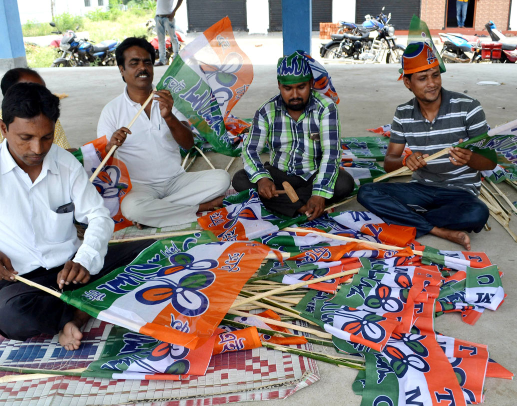 পুরশুড়ায় ভোটের প্রস্তুতি। দলীয় পতাকা নিয়ে তৃণমূলের কর্মীরা।