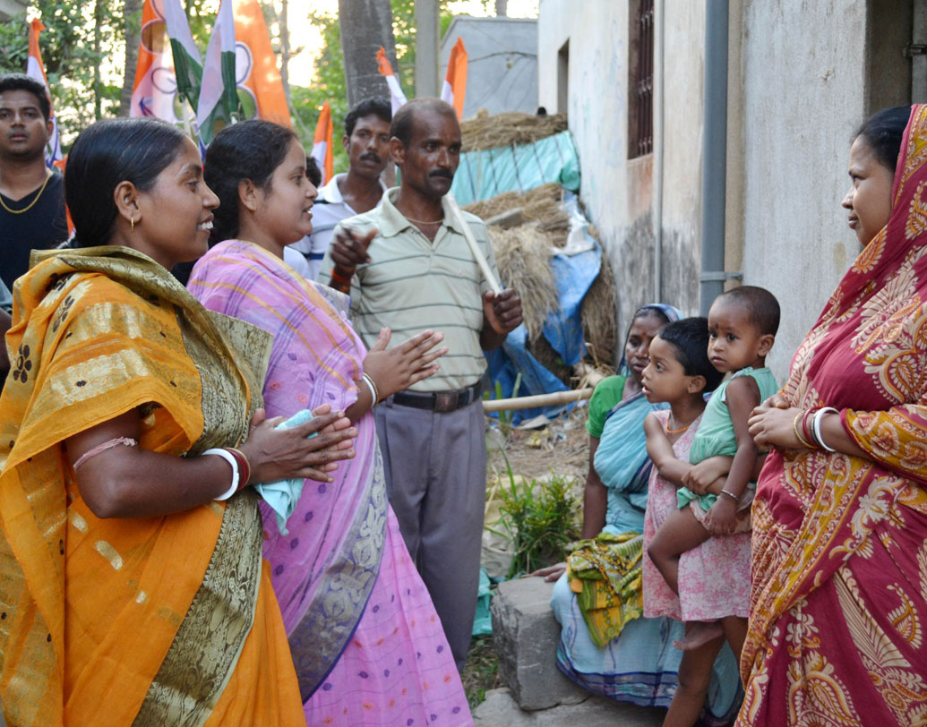 পুরশুড়ার কেলেপাড়ায় তৃণমূল প্রার্থীর ভোট প্রচার।