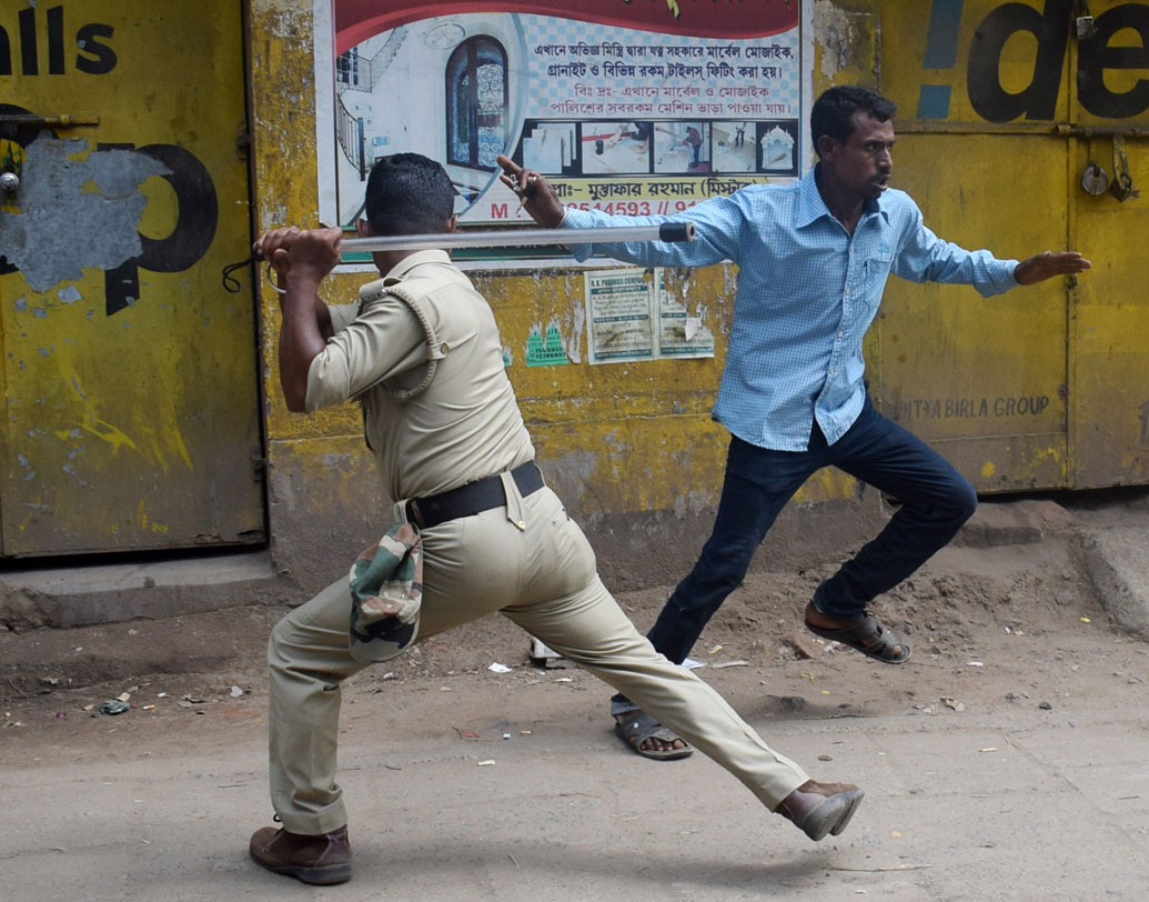 মনোনয়নকে ঘিরে আরামবাগ বিডিও অফিসের সামনে ঝামেলা। সামলাতে লাঠিচার্জ পুলিশের।