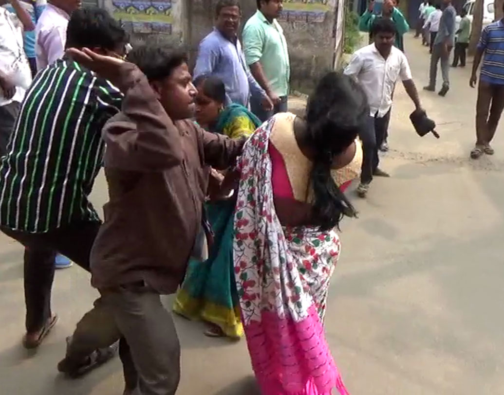 আরামবাগ মহকুমাশাসকের দফতরে মনোনয়ন পত্র জমা দিয়ে বেরোনোর সময় ফরওয়ার্ড ব্লকের পাঁচ মহিলা প্রার্থী-সহ প্রাক্তন বিধায়ক বিশ্বনাথ কারক কে মারধোর তৃণমূল কর্মীরা।